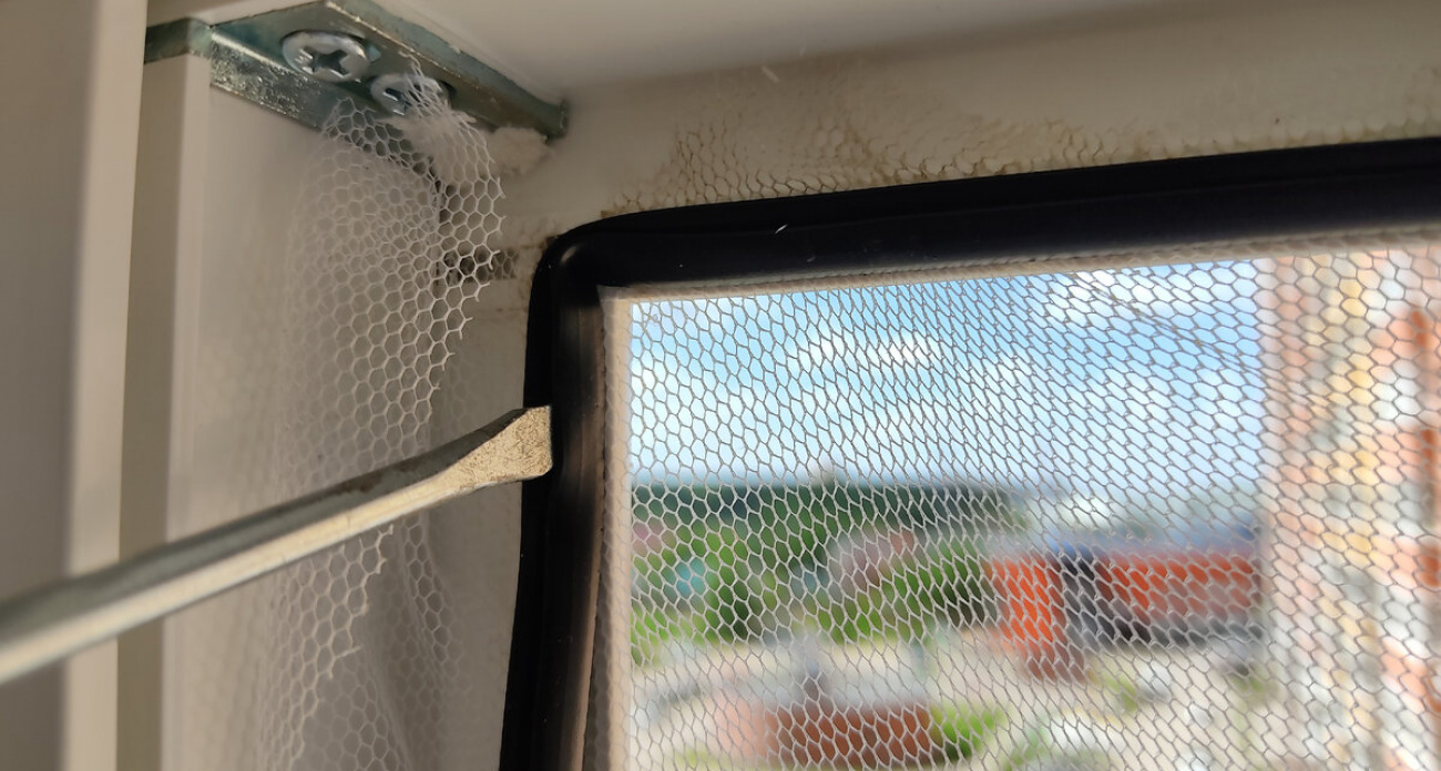 Простой способ натянуть москитную сетку на любое пластиковое окно без каркаса, саморезов и клея