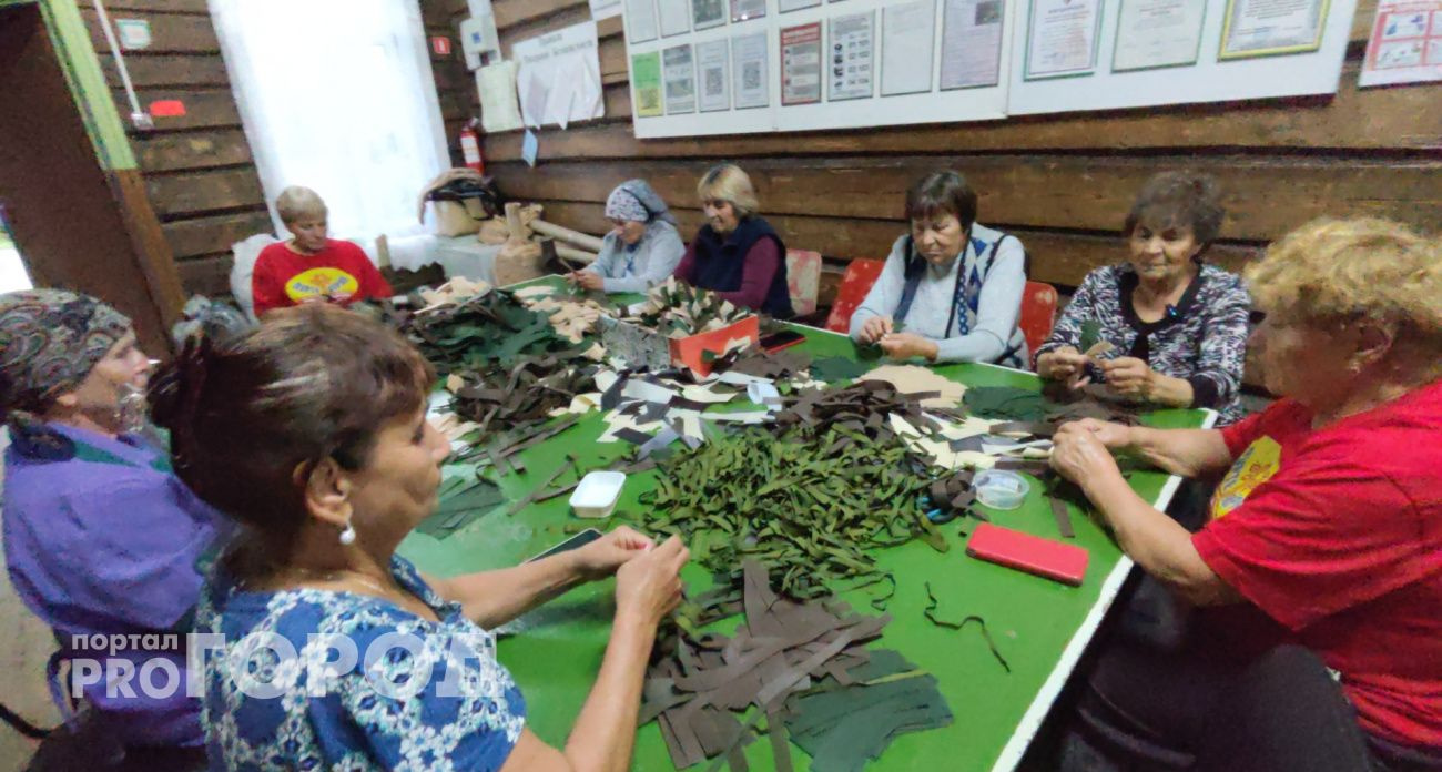 Жители села Клычево два года плетут маскировочные сети для участников СВО