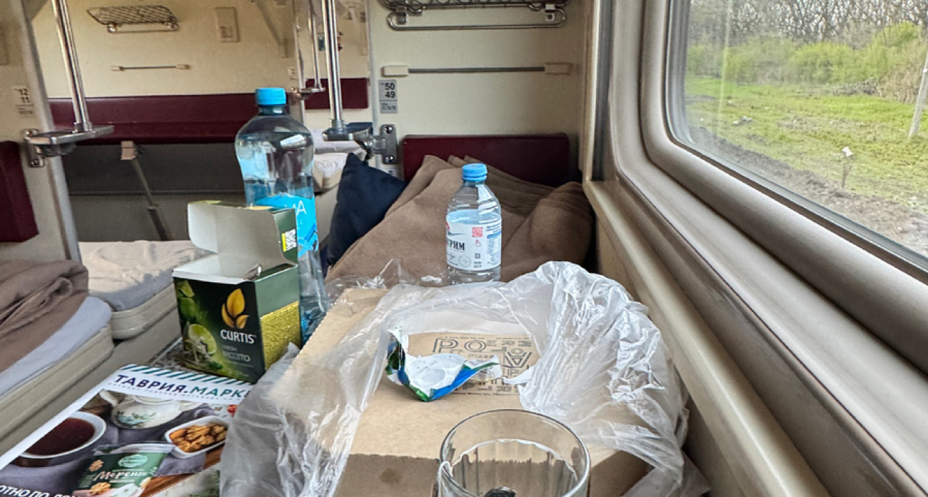 Ехала в Крым на поезде "Таврия" - вот что творится на мосту и при проверках