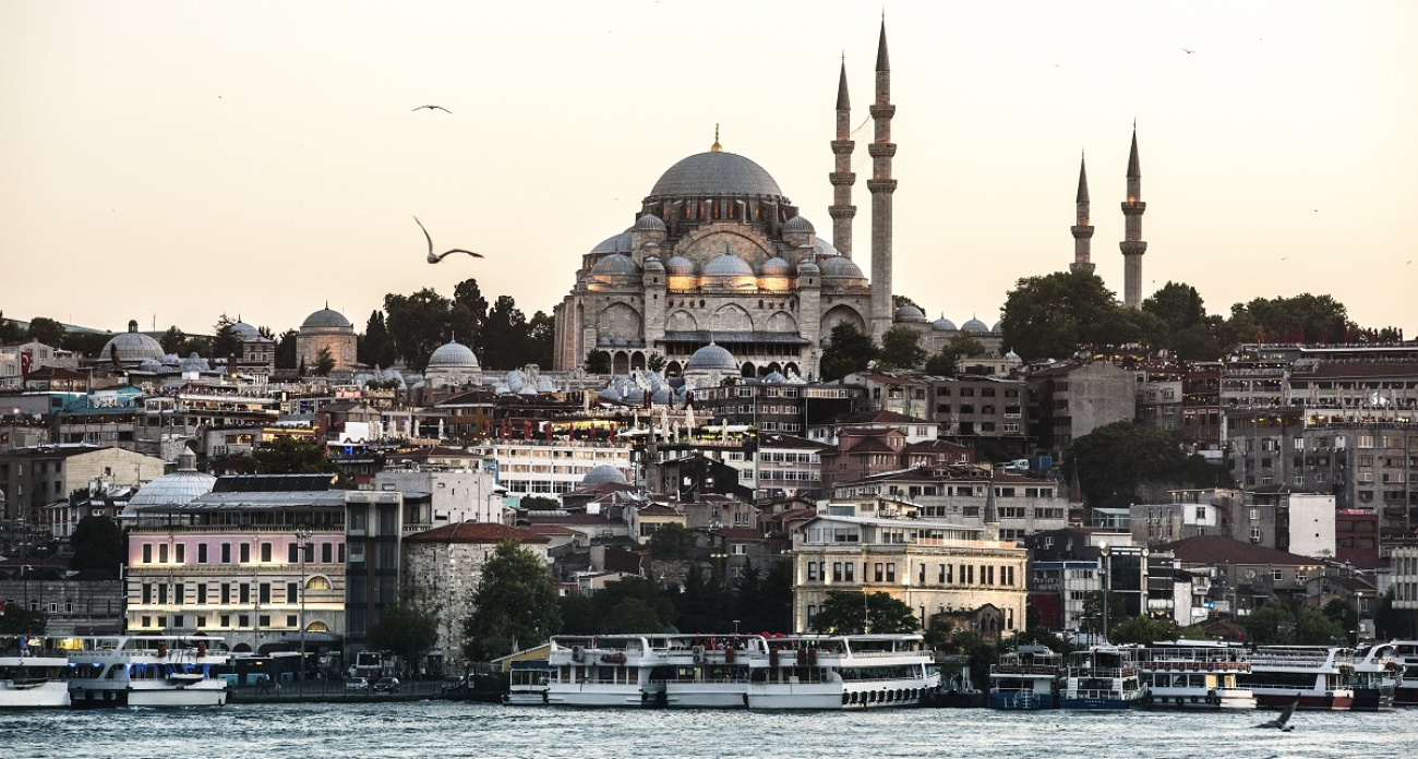 В России мужчин за это засмеяли бы, а в Турции норма: 8 шокирующих привычек стамбульских мужчин