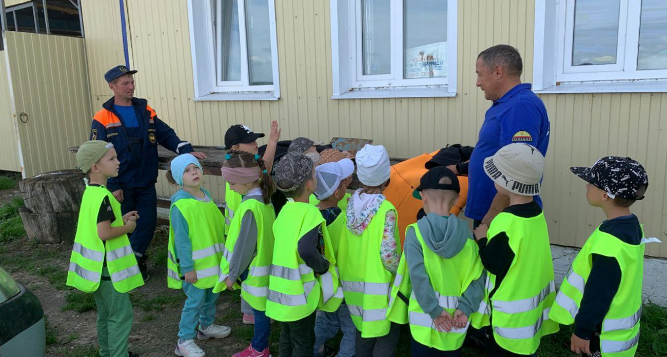 Дошкольники из Мариинского Посада изучали правила безопасности в пожарной части