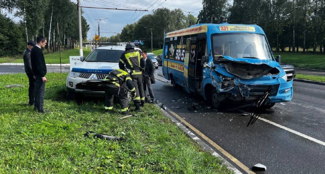 На Марпосадском шоссе внедорожник столкнулся с маршруткой, пострадали 5 человек
