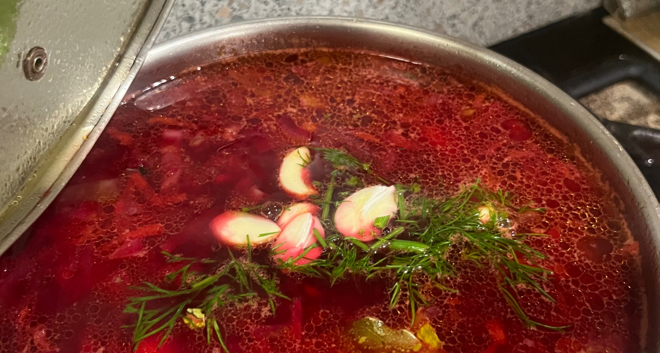 Секрет борща, который знали наши бабушки: 2 ингредиента превращают обычную свеклу в рубиновое волшебство. 99% хозяек об этом не догадываются