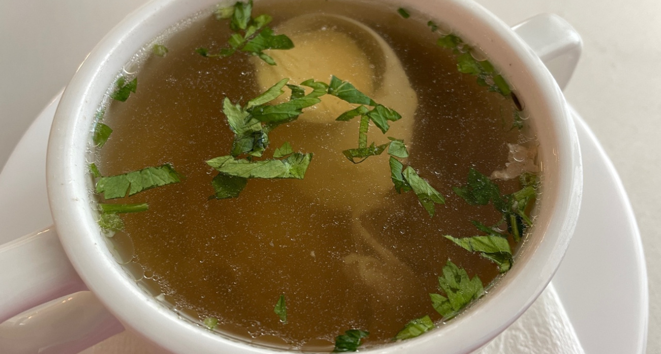 Вот почему опытные повара никогда не кипятят бульон: древний секрет идеального вкуса