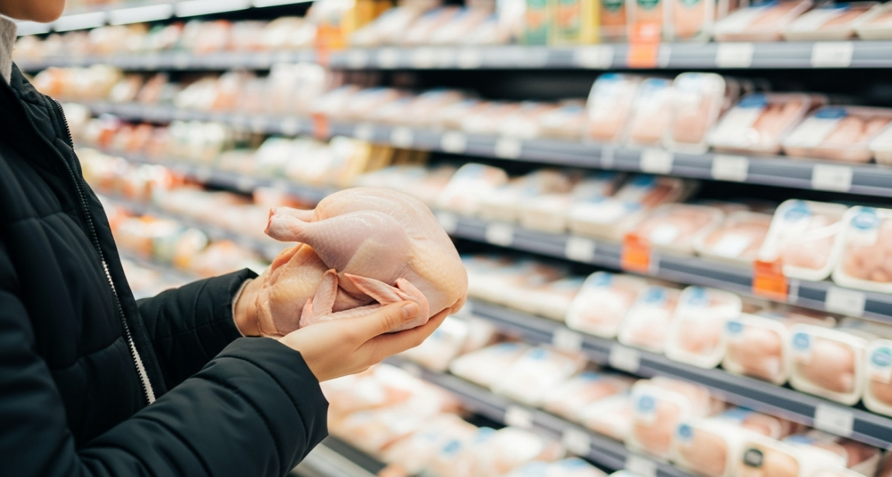Работники птицефабрик никогда не едят курицу без этой процедуры — вот что они знают о химии в мясе