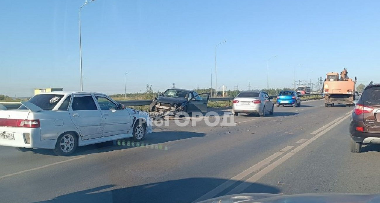 На выезде из Новочебоксарска произошло ДТП с участием легковых авто и спецтехники