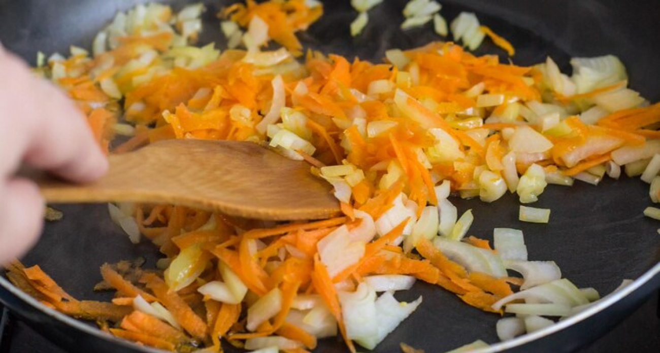 Почему опытные повара никогда не нарушают это правило обжарки: секрет идеальной зажарки, который знают не все