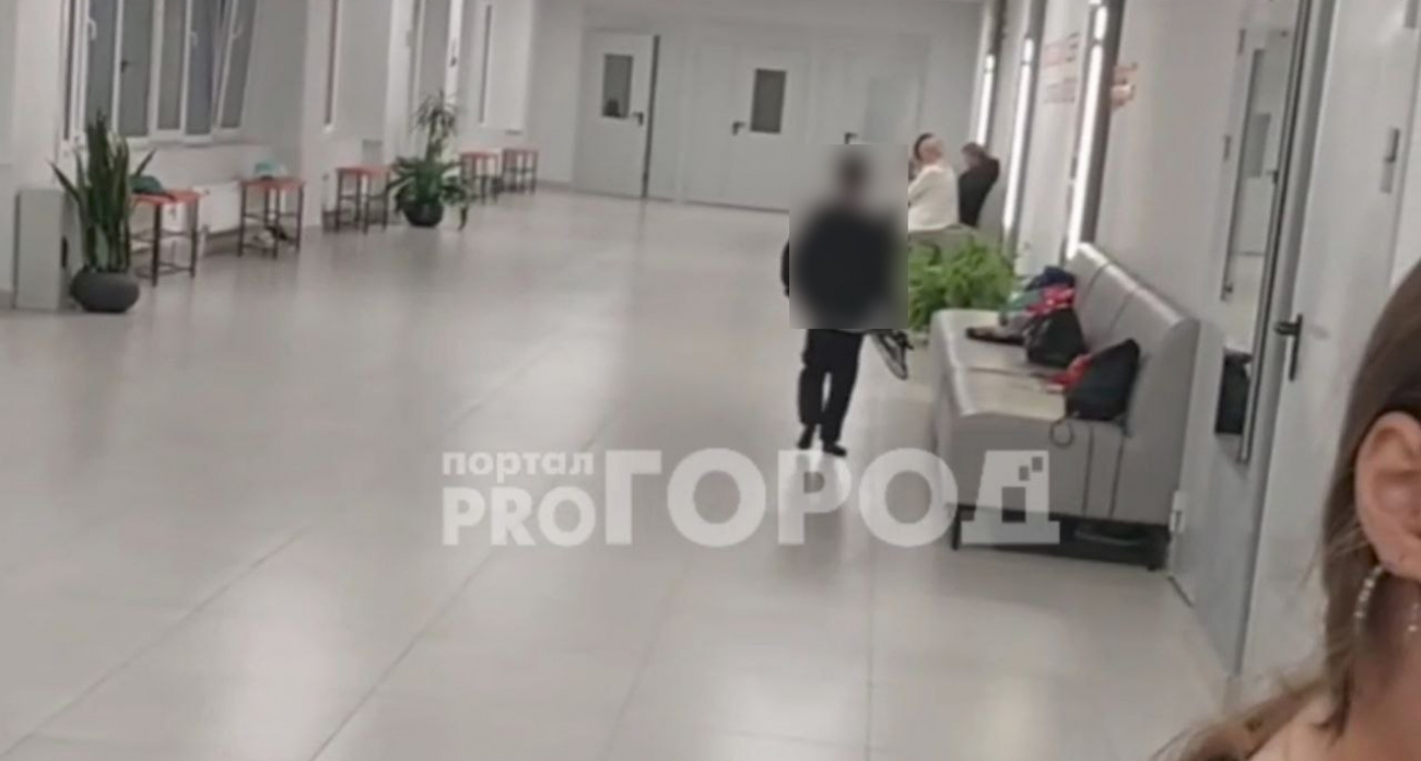 В Новочебоксарском лицее вахтер заставила детей разуваться при входе из-за помытых плов