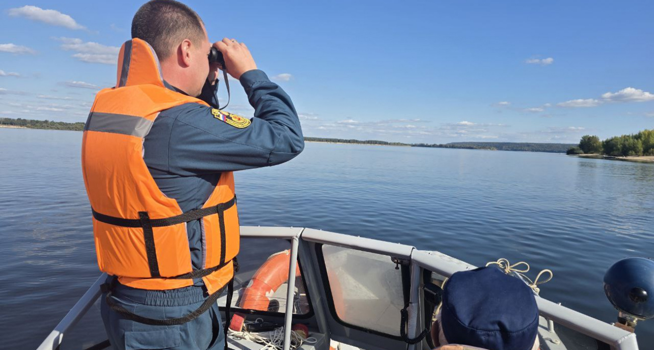 Новочебоксарские спасатели и инспектор ГИМС провели рейд на Волге