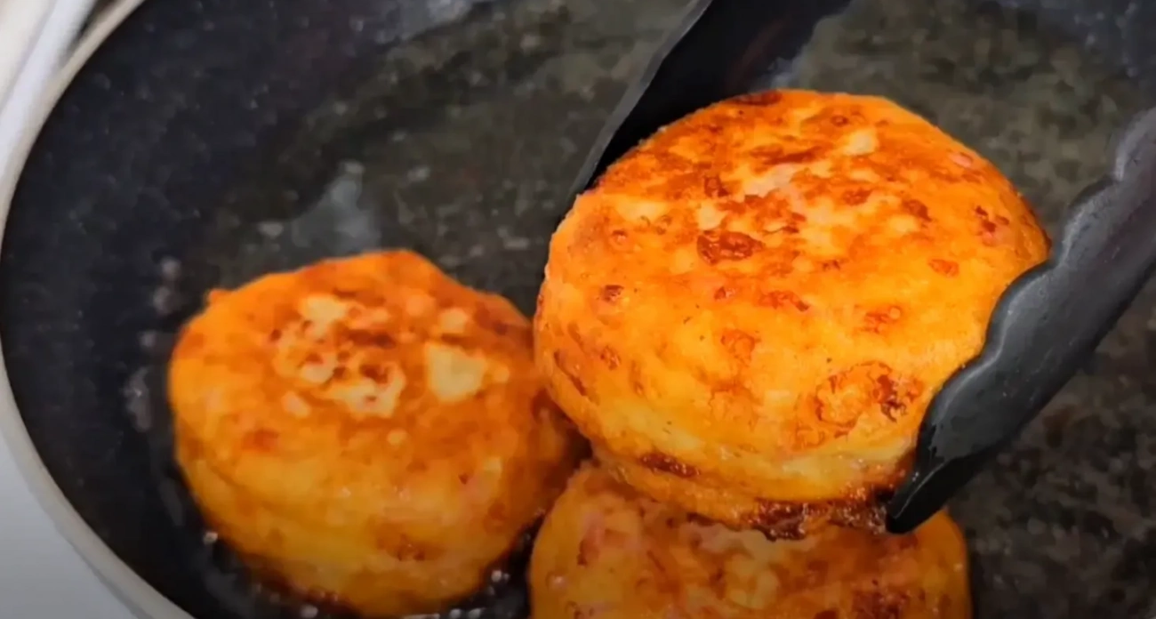 Готовятся за 5 минут, съедаются еще быстрее: "ленивые" картофельные колобки готовлю через день