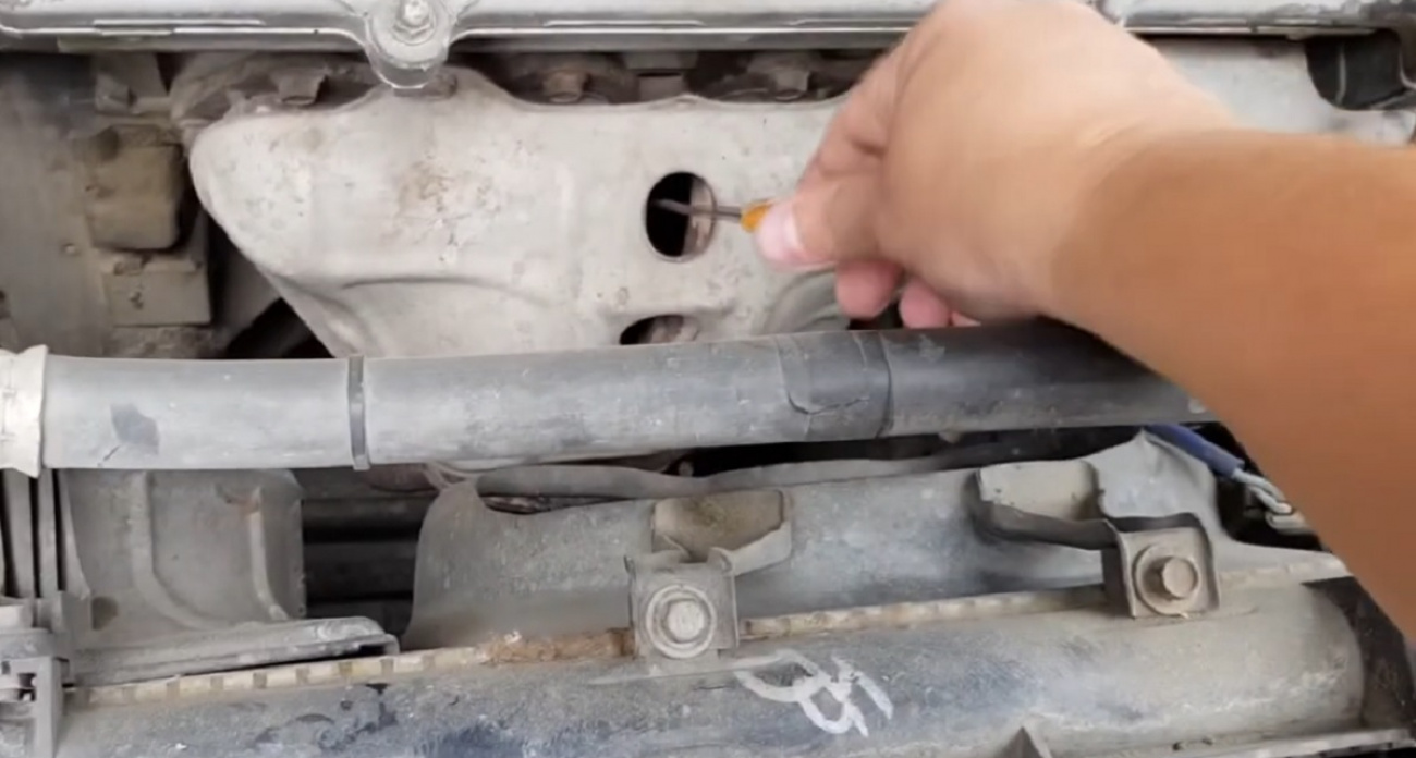 Эти 5 роковых привычек при проверке масла убивают двигатель: большинство водителей даже не подозревают