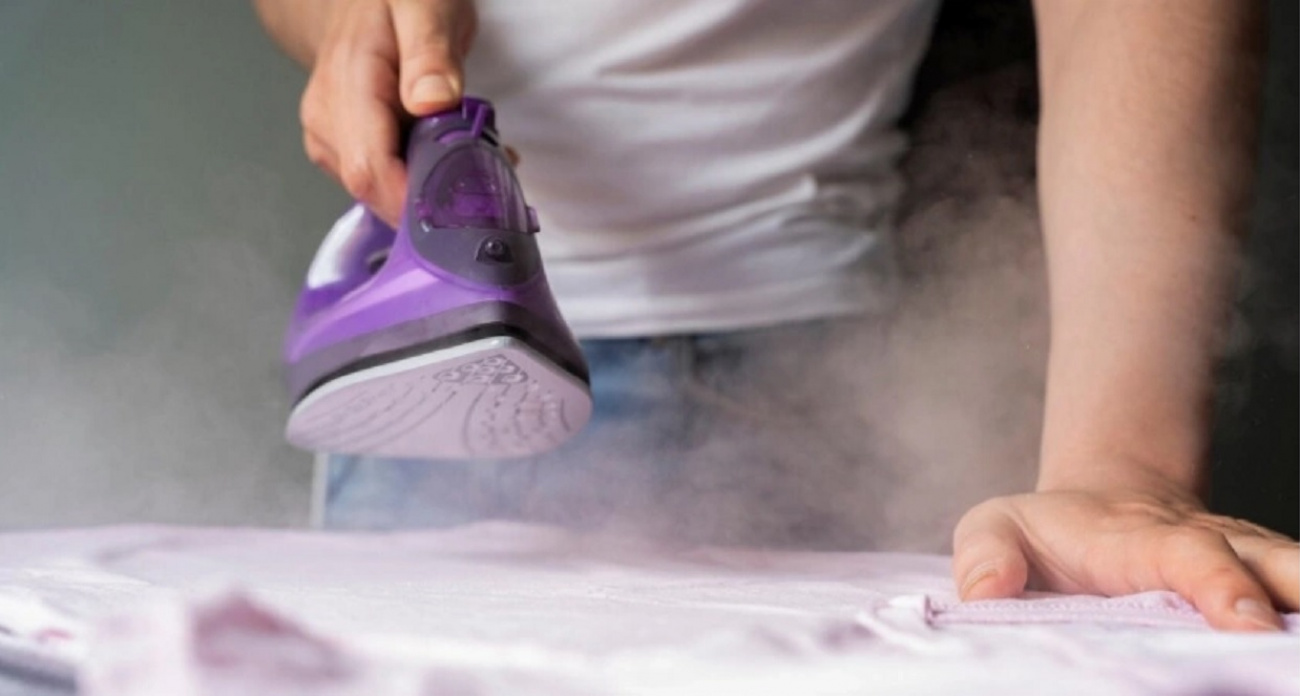 Секрет стюардесс: как за 5 минут превратить мятую рубашку в идеальную без утюга