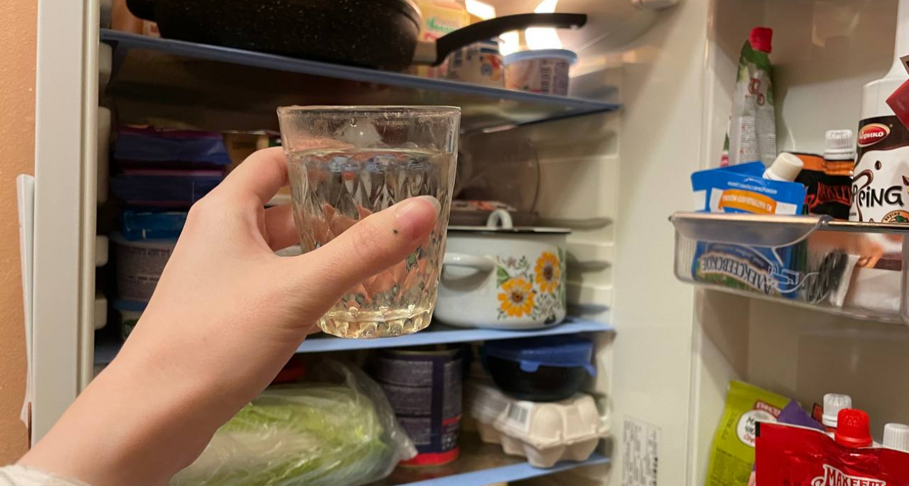 Почему опытные хозяйки тайно держат стакан с содой в холодильнике — древний трюк решает две проблемы сразу