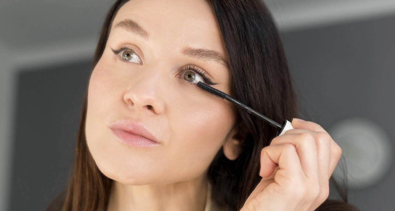 Визажисты скрывают этот трюк годами: что добавить в засохшую тушь, чтобы она работала как дорогая
