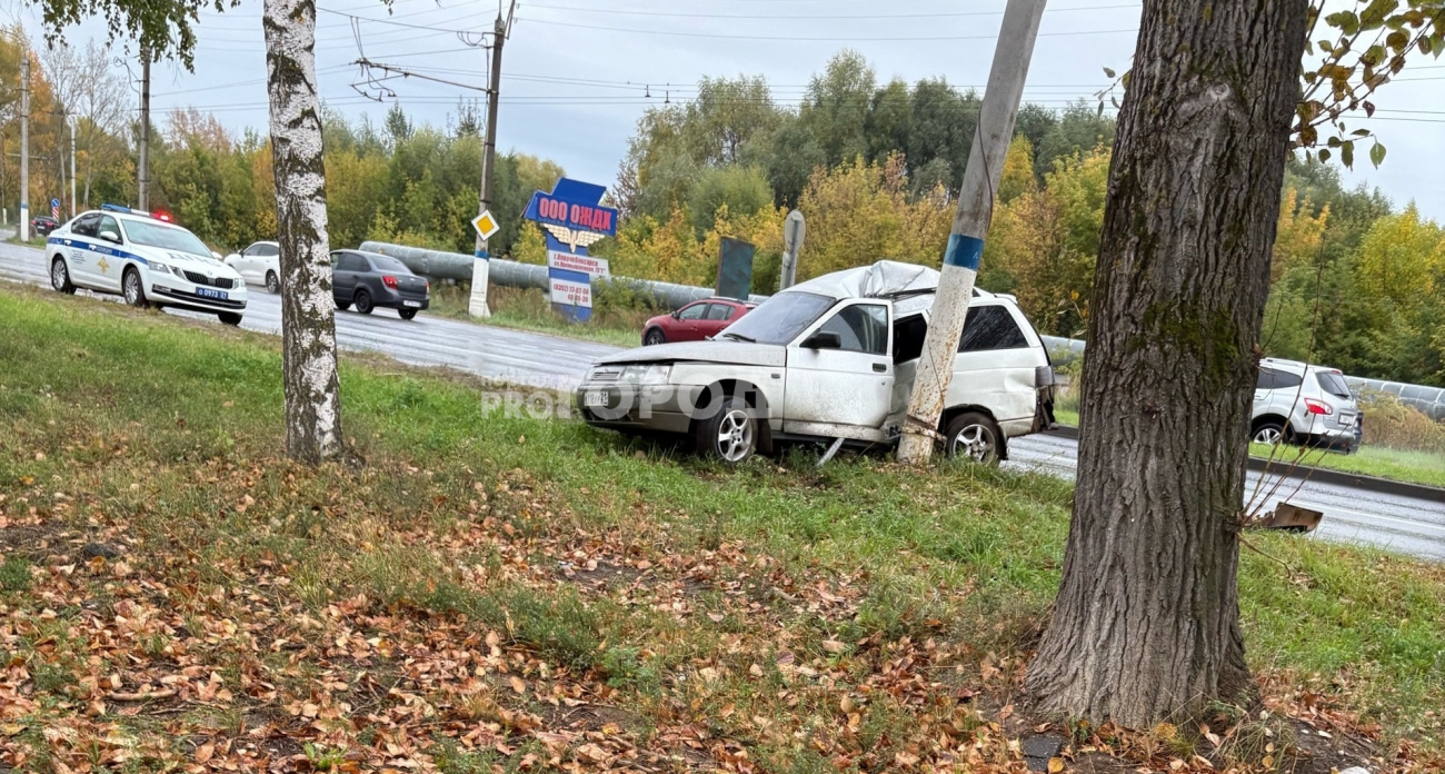В промзоне Новочебоксарска "одиннадцатая" врезалась в столб уличного освещения: пострадал водитель