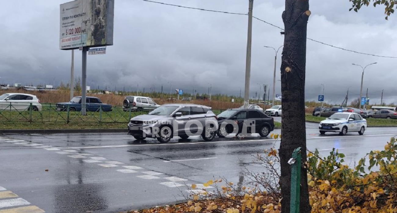 В Новочебоксарске одна легковушка догнала другую перед пешеходным переходом