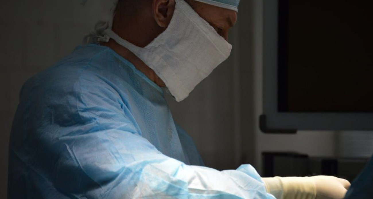 Новочебоксарские хирурги “вытащили с того света” мужчину, который воткнул себе нож в сердце