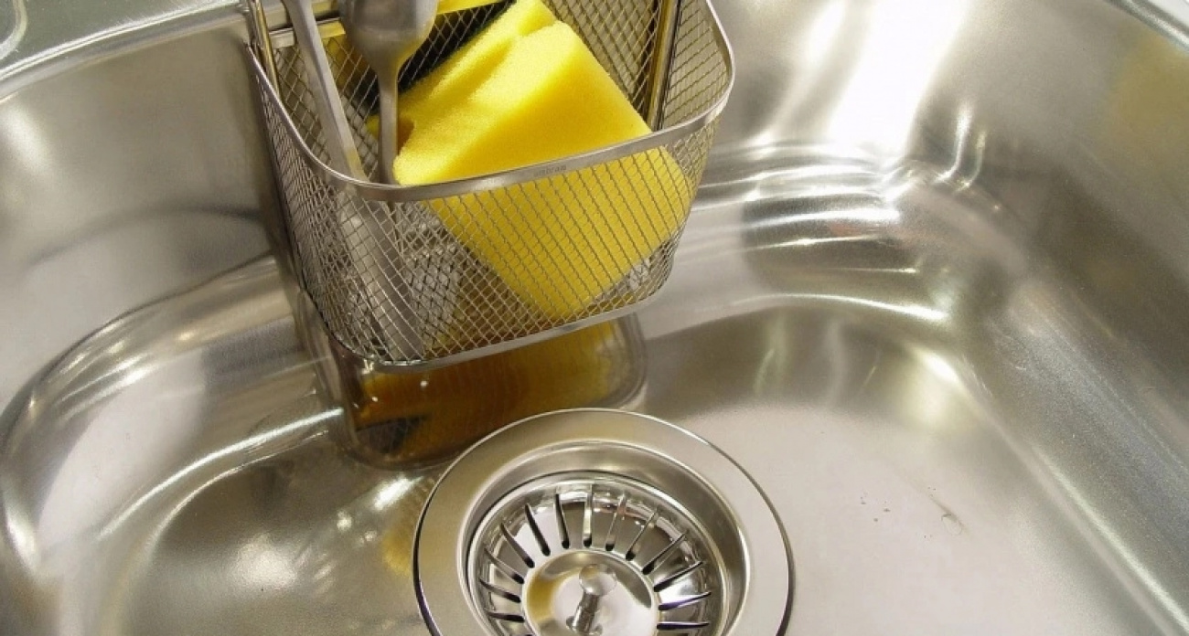 Сантехник рассказал мне про 2 копеечных ингредиента — теперь моя раковина никогда не засоряется