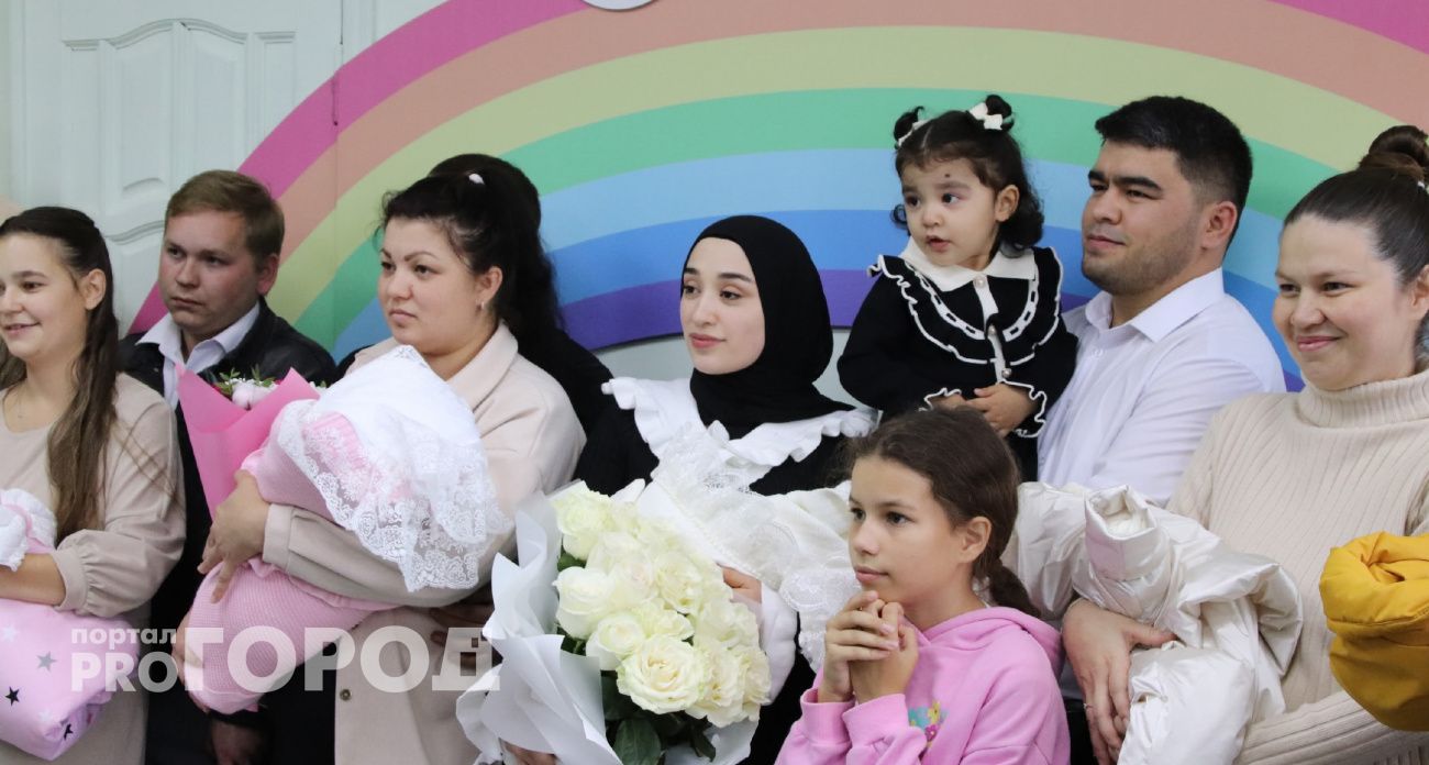 10 новорожденных новочебоксарцев получили автокресла прямо при выходе из роддома