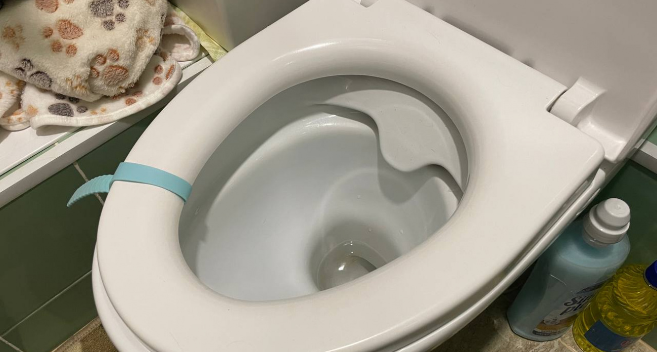 Хозяйки скрывают этот рецепт: что происходит с унитазом после трёх ложек кофе
