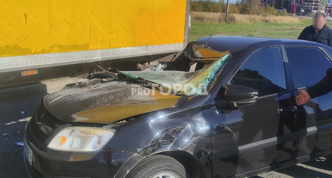 На выезде из Новочебоксарска легковушка залетела под фуру