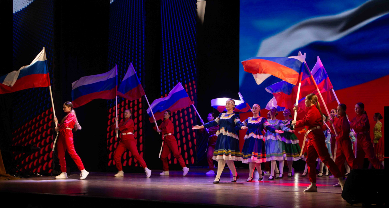 Учителей Новочебоксарска поздравили праздничным концертом и вручением наград