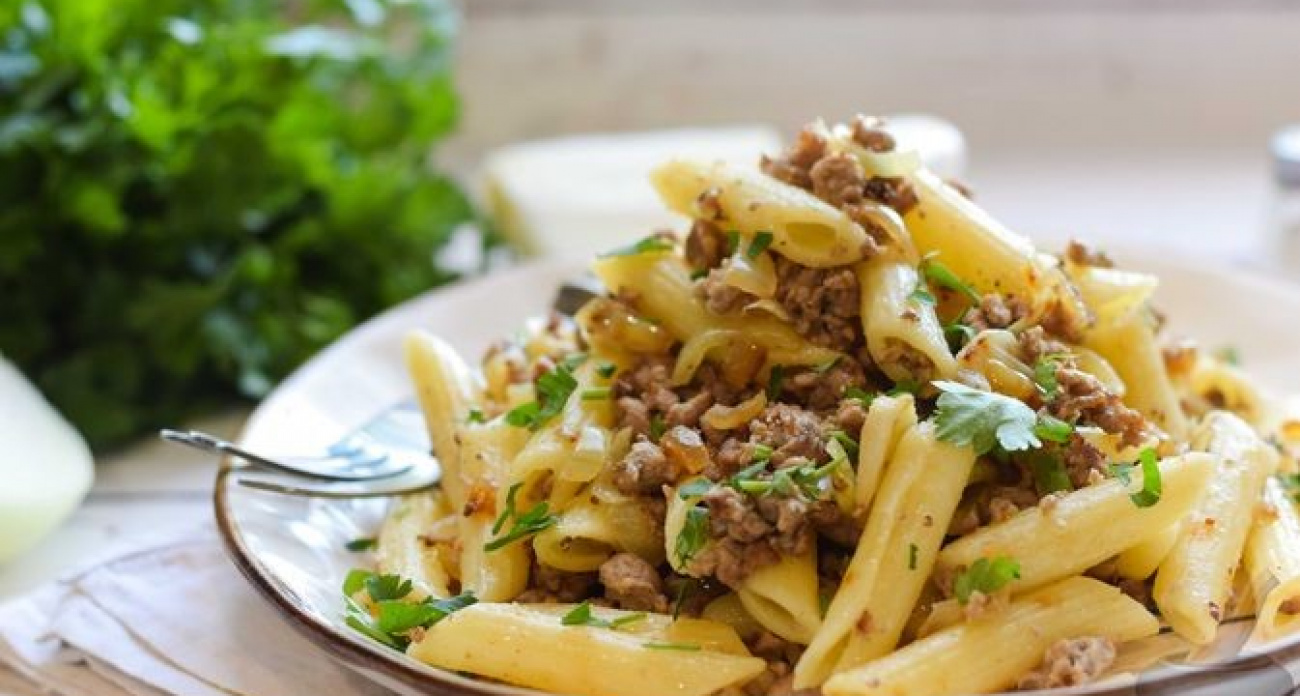 Едим семь раз в неделю и не надоедает: как из макарон по-флотски сделать шедевр высокой кухни