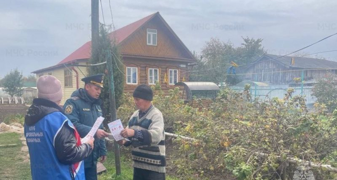 Жителей Новочебоксарска и окрестных деревень посетили пожарные и полицейские