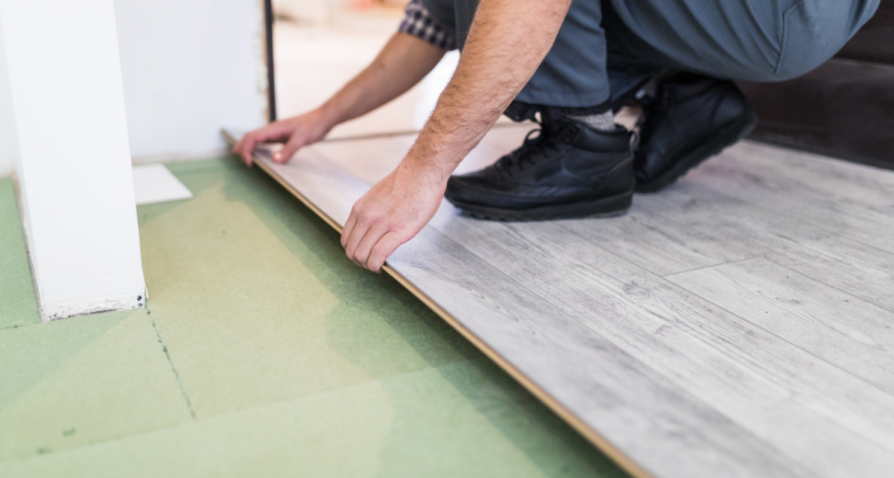 Дизайнер раскрыла, какое напольное покрытие превосходит ламинат по всем параметрам — стоит в разы дешевле, а выглядит дороже