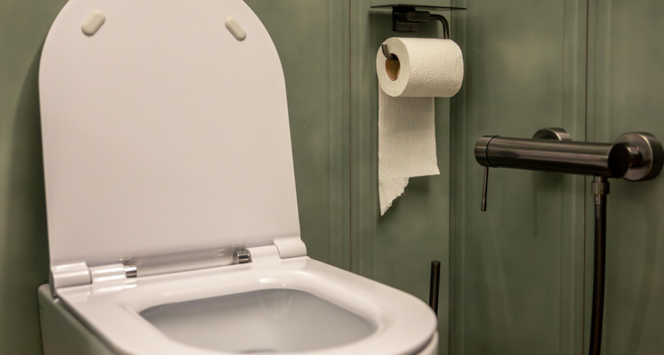 Подруга раскрыла два секрета идеальной чистоты: теперь мой унитаз сияет без дорогой химии, а соседки просят рецепт