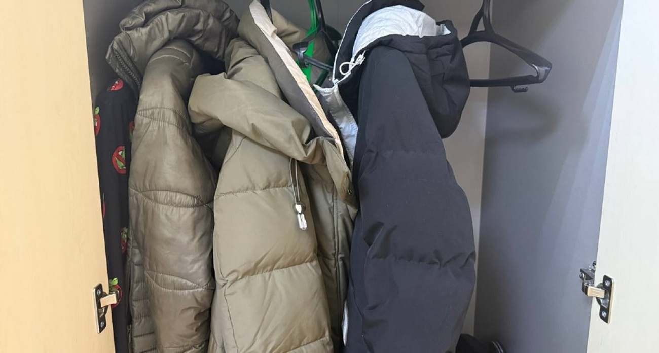 Хозяйки со стажем протирают пуховик губкой с этим средством за 72 копейки: манжеты и воротник как новые до конца зимы