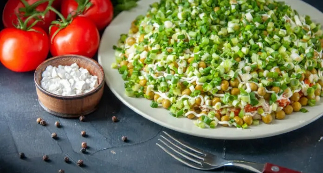 Хозяйки отказываются от «Оливье» и готовят на Новый год только этот салат — вот что в него кладут