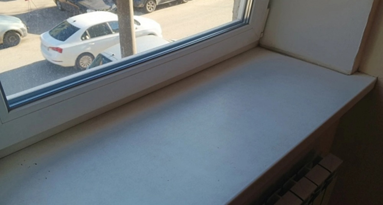 Старая хозяйка показала, чем она отбеливает пожелтевшие подоконники: средство из аптеки за копейки