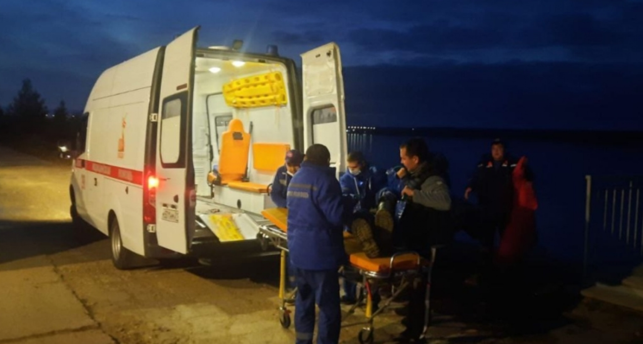 Новочебоксарские спасатели помогли медикам перевезти больного из Заволжья по воде