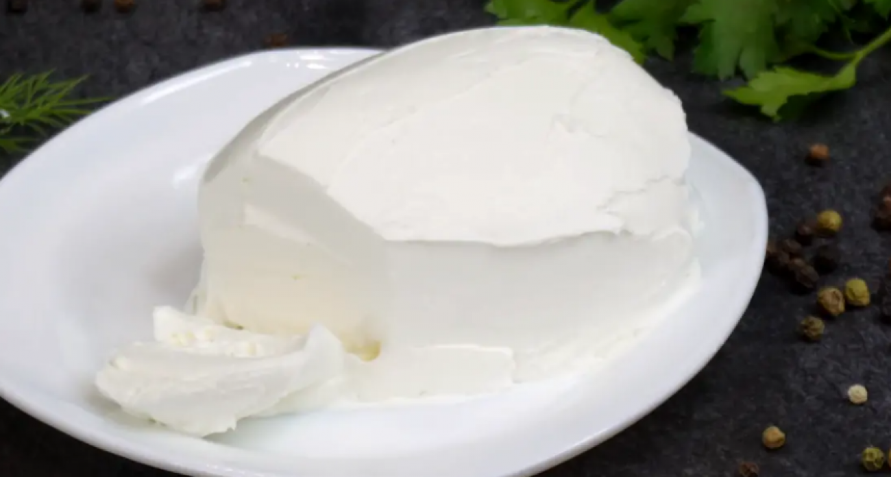 Взболтала ряженку со сметаной на ночь, а утром не поверила своим глазам – получилась настоящая "Филадельфия"
