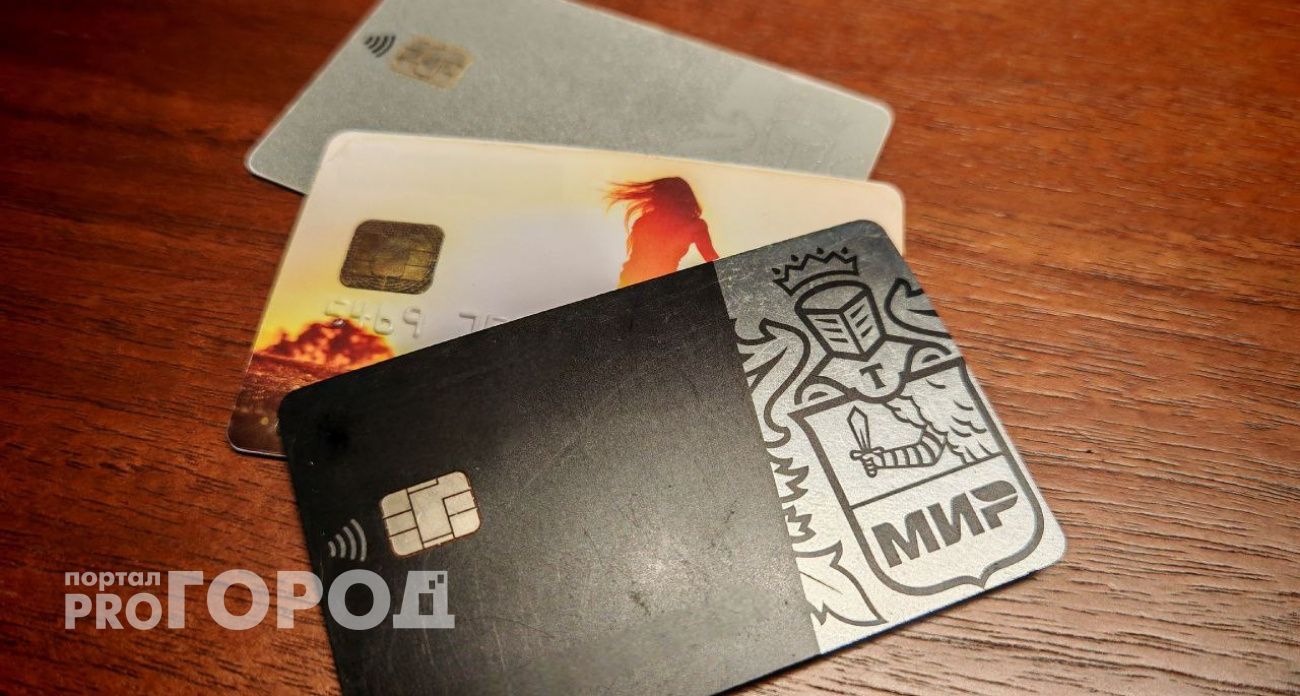 С пластиковыми картами дело покончено: чем их заменяют и почему негодуют люди