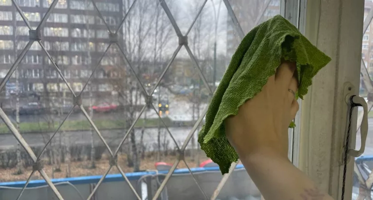 Хозяйки годами скрывали этот секрет: 2 чайных пакетика растворяют грязь на окнах так, что стекла остаются чистыми полгода