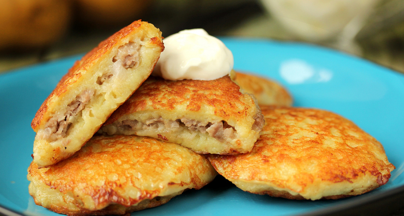 Подруга привезла рецепт правильных драников из Беларуси: сочные, с золотистой корочкой и начинкой