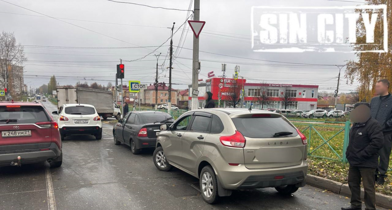 В Новочебоксарске пьяный водитель на "Ниссане Кашкай" столкнулся с двумя авто