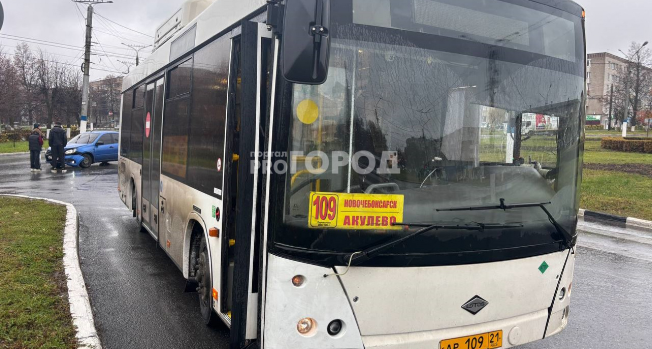 В Новочебоксарске произошло ДТП: 109-й автобус не уступил "Гранте" 