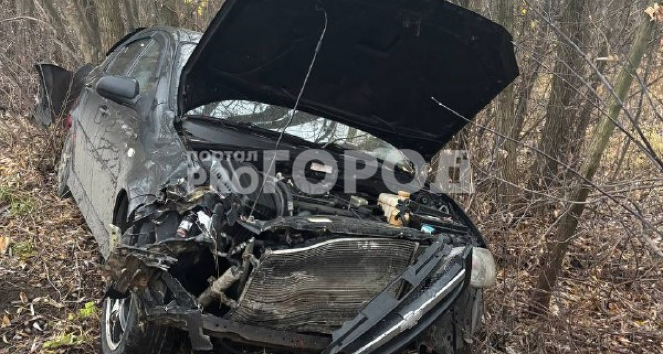 В промзоне Новочебоксарска иномарка вылетела на повороте и разбилась