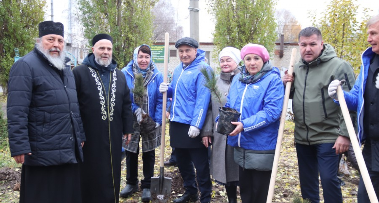Рядом с Соборной мечетью в Новочебоксарске посадили кедры