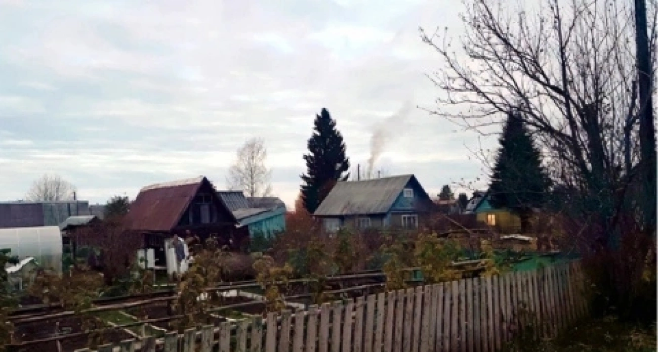 Забор, который не придется менять 50 лет: садоводы северных регионов раскрыли секрет вечной изгороди