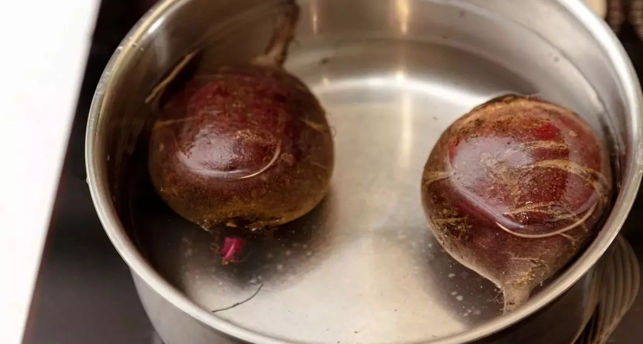 Повара скрывают этот трюк: свекла готова за 15 минут, а не за час