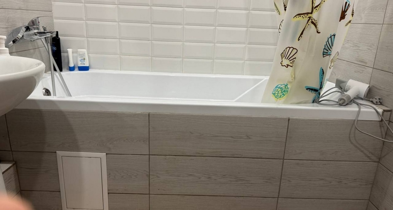 2 столовые ложки этого средства — и ванна становится белоснежной: исчезает вся грязь, остается только идеальный блеск, как в дорогом отеле