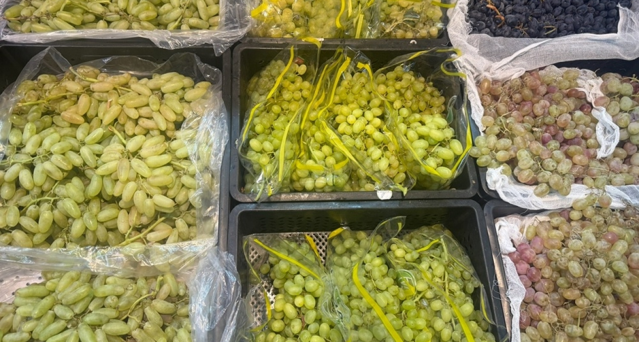 Почему виноград нельзя мыть под краном: распространенная ошибка, которая портит ягоды