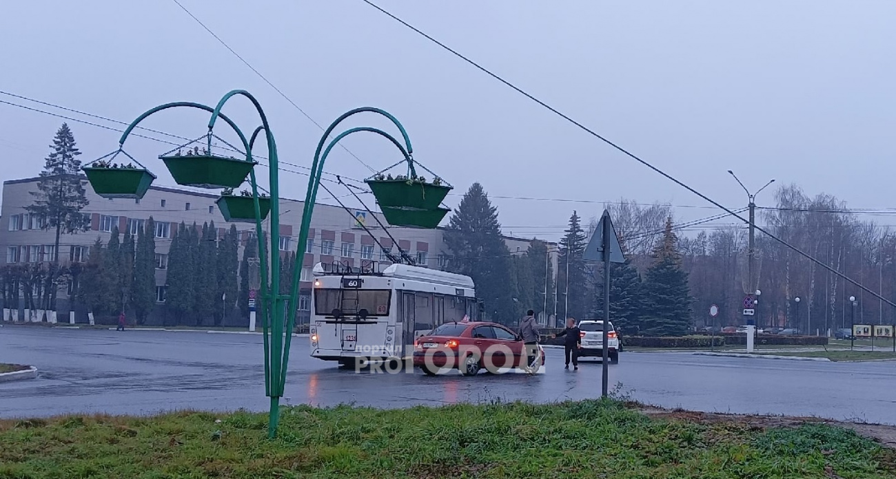 В Новочебоксарске произошло ДТП с участием учебной машины