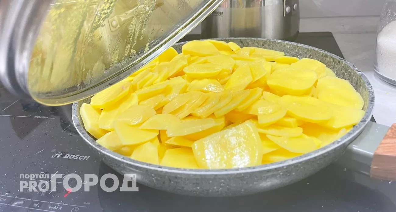 Почему повара обдают картофель кипятком перед жаркой – профессиональный секрет из ресторанных кухонь