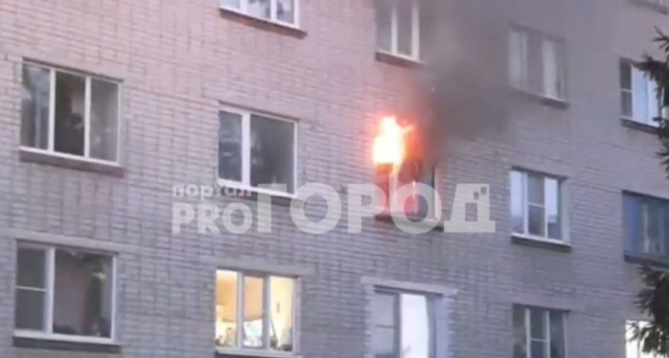 В Новочебоксарске в доме произошел пожар: из окна вырывался открытый огонь