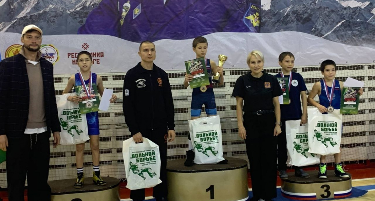 Юные борцы из Новочебоксарска удостоились нескольких медалей